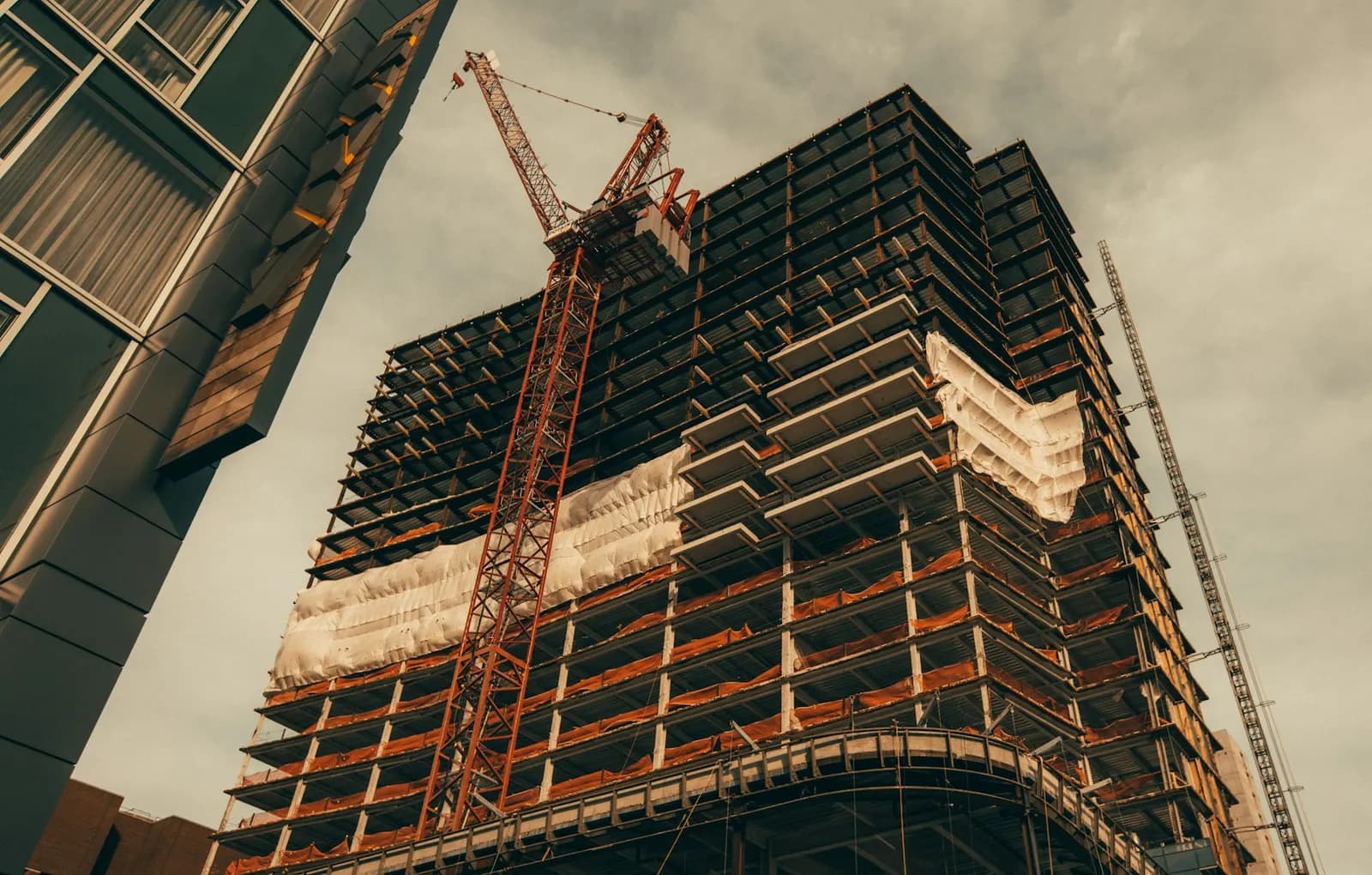 Kule vinçle yükselen betonarme çok katlı bir bina inşaatı