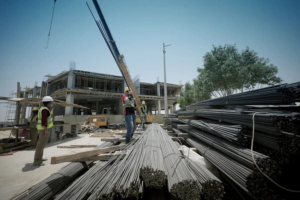 Betonarme karkas yükselen şantiyede inşaat demirleri ve vinç