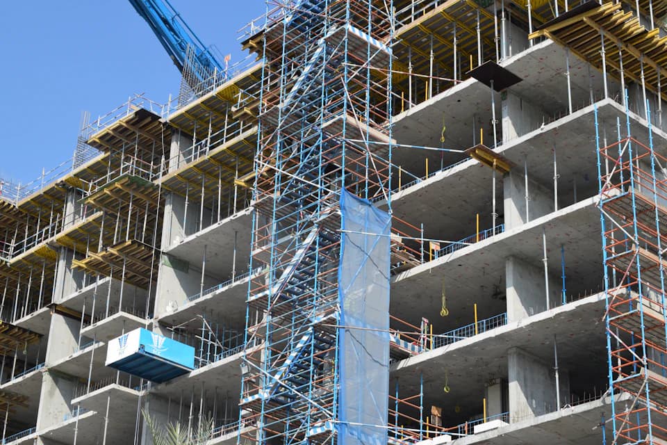 İskeleyle çevrili, inşaatı süren betonarme apartman