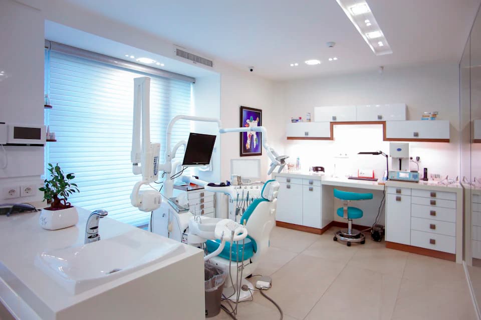 Modern bir diş kliniğinde muayene odası